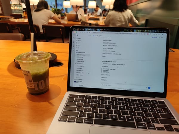 MacBook 和咖啡店